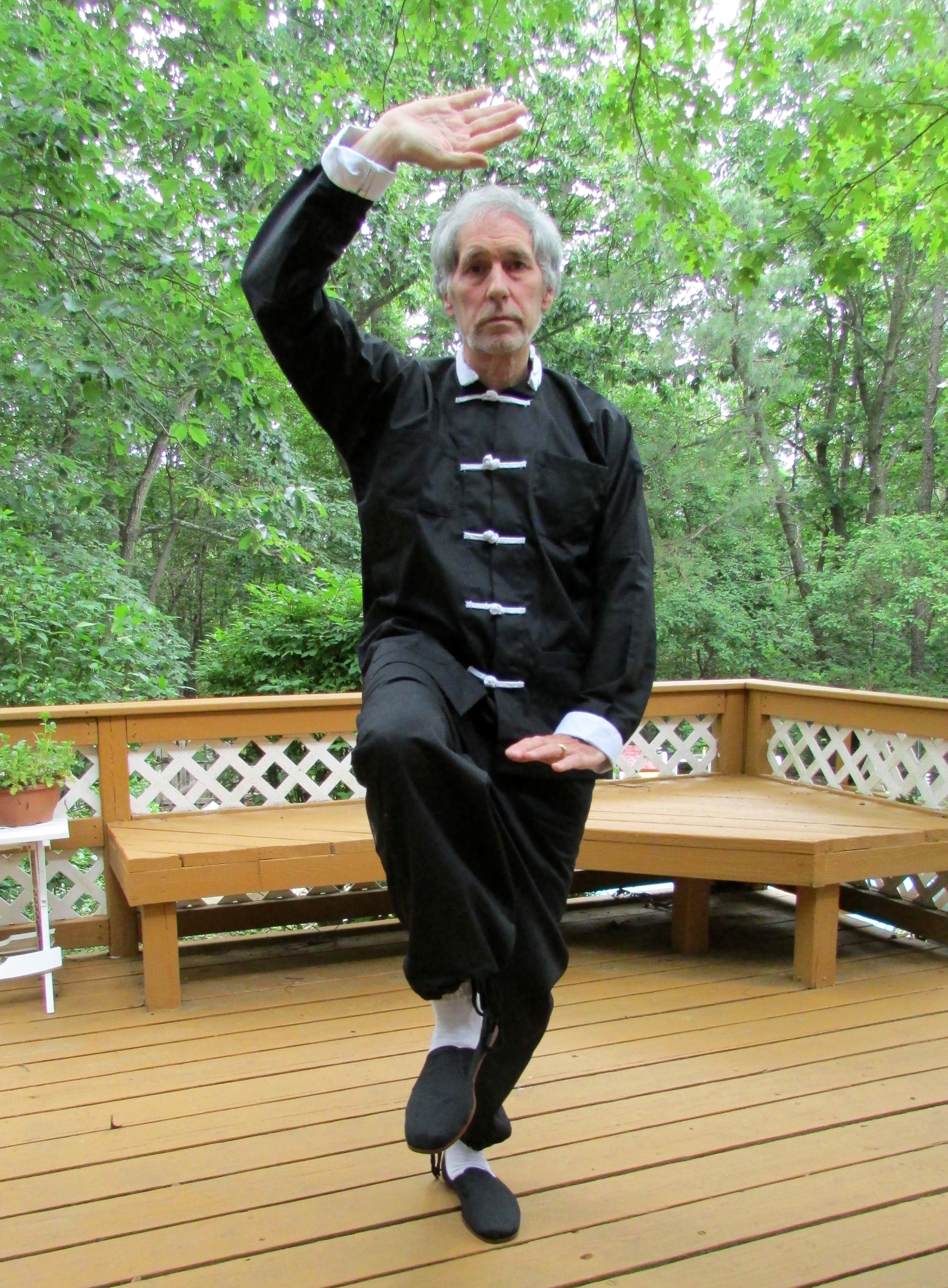 Chinese Family Finishes 5.5kg Durian Before Flight, image size:2696x3664
